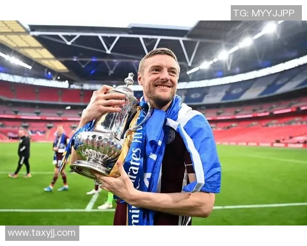 1号足球明星的传奇人生与球场辉煌成就全解析 1号足球明星的传奇人生与球场辉煌成就全解析