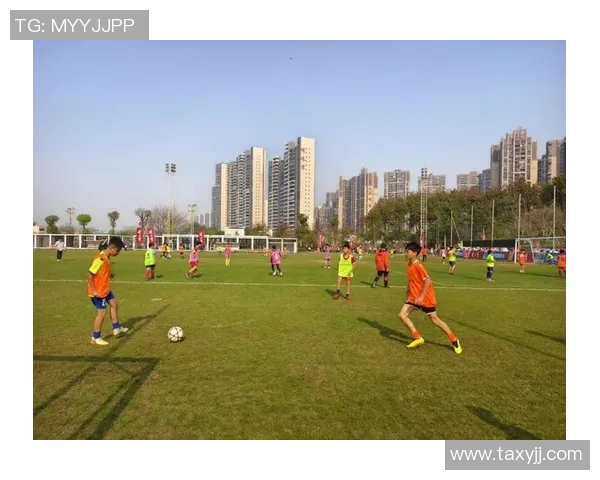 东莞足球房:打造本地足球文化新地标,助力青少年成长与发展 东莞足球房:打造本地足球文化新地标,助力青少年成长与发展