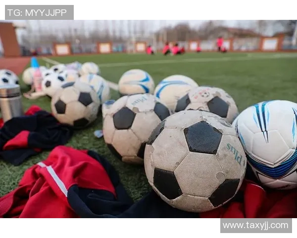 在足球场上，足球的激情与梦想交织成一幅动人的画卷