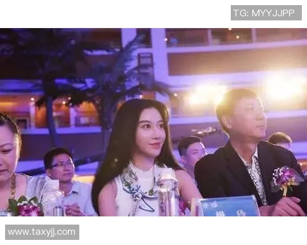 大胸的英国足球宝贝展现魅力与激情引发球迷热议 大胸的英国足球宝贝展现魅力与激情引发球迷热议