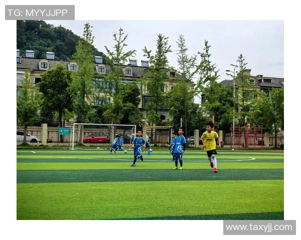 足球抻拉技巧解析与实战应用提升你的球场表现与团队配合能力 足球抻拉技巧解析与实战应用提升你的球场表现与团队配合能力